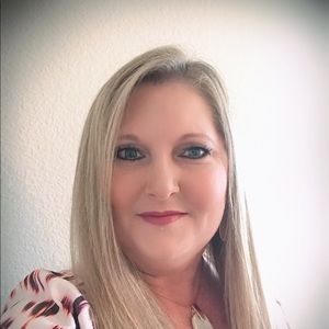 Meet your Posher, Lora